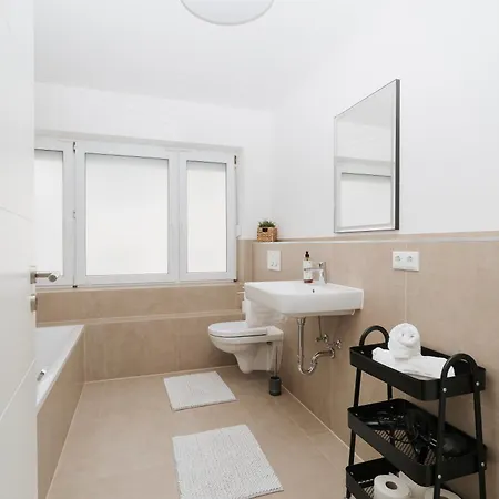 Apartment Modernes 3-Zimmer-Apartment - Naehe Krankenhaus, Altstadt, Bahnhof - Parken *