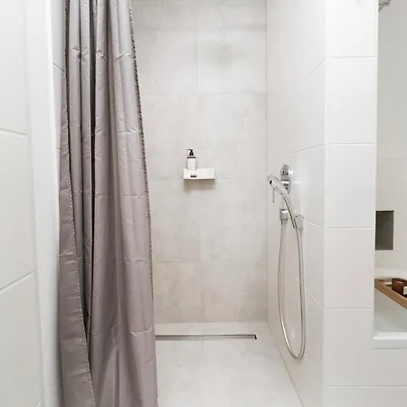 Modernes 3-Zimmer-Apartment - Naehe Krankenhaus, Altstadt, Bahnhof - Parken *