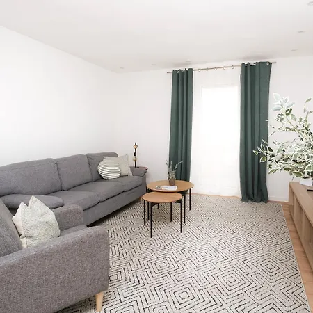 Modernes 3-Zimmer-Apartment - Naehe Krankenhaus, Altstadt, Bahnhof - Parken *